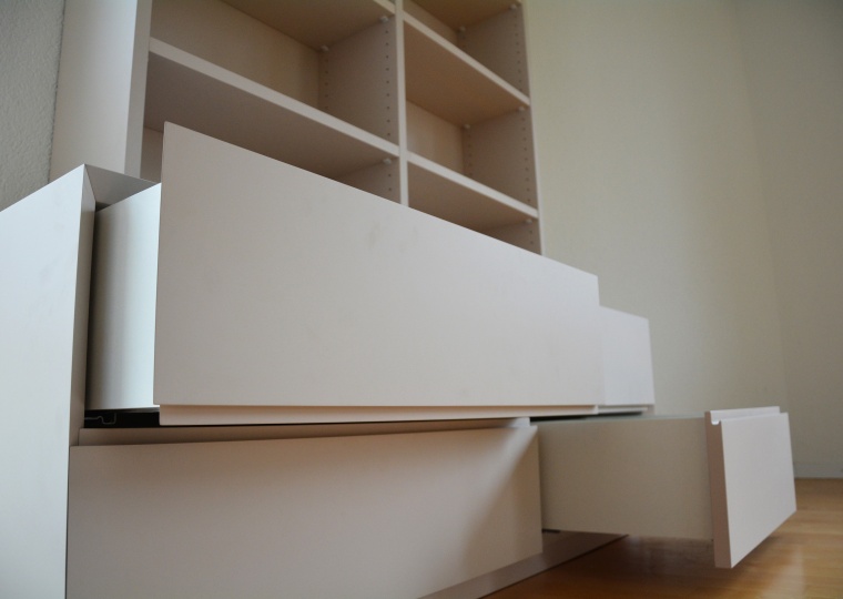 Bücherregal mit Schubladen