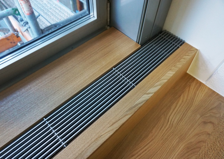 Eichenbänke in Nische